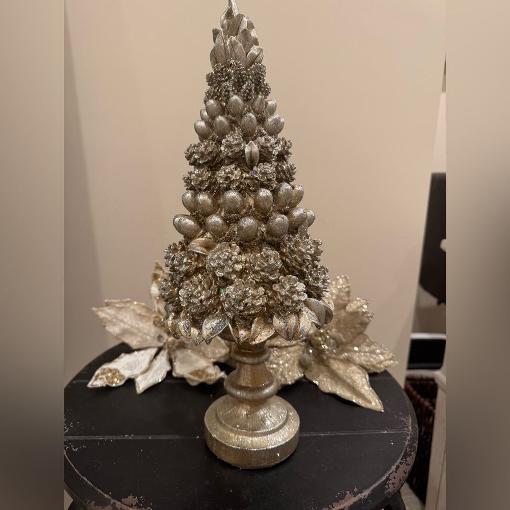 Elegant Gold Holiday Tree Decoration